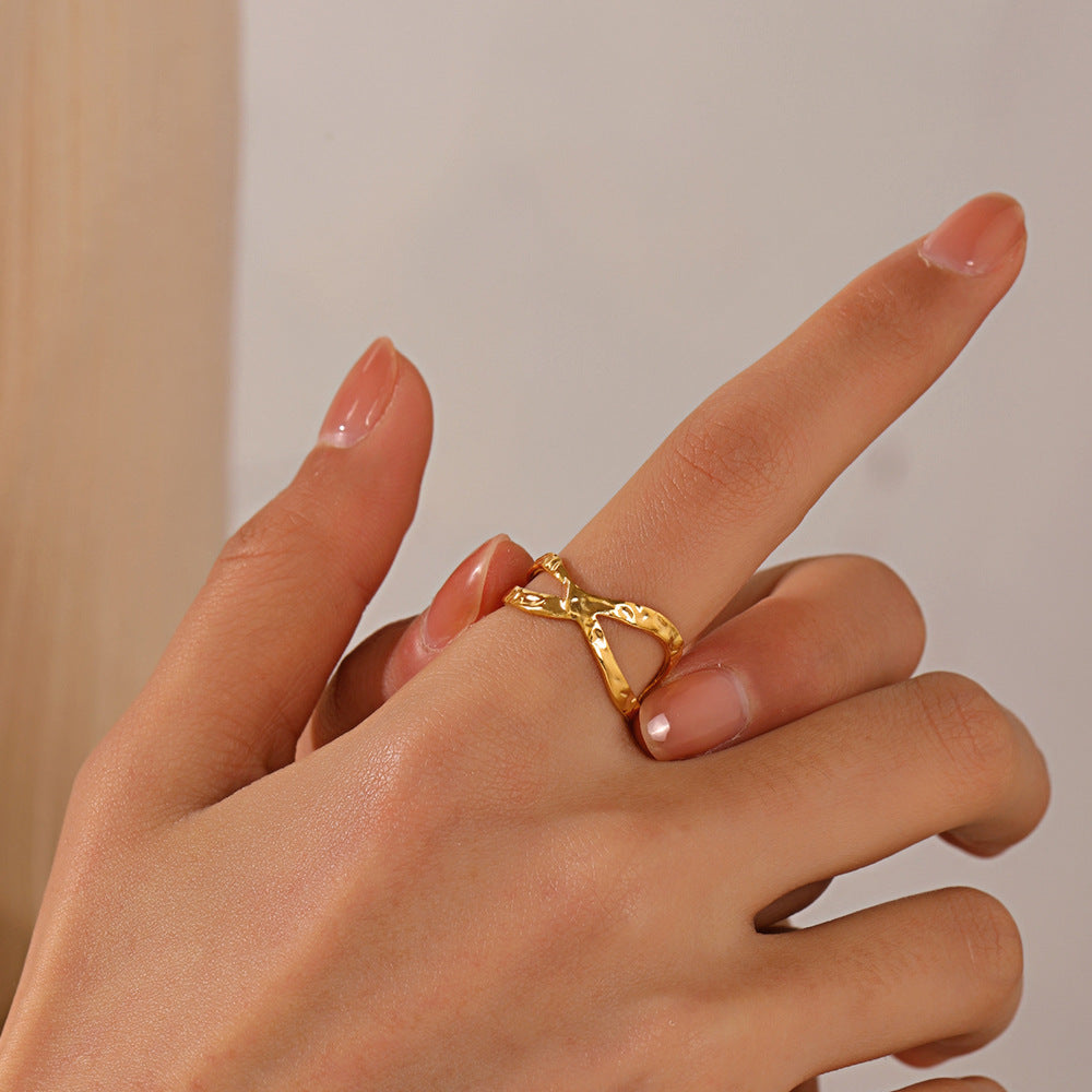 MINIMALIST LINE CROSS RING