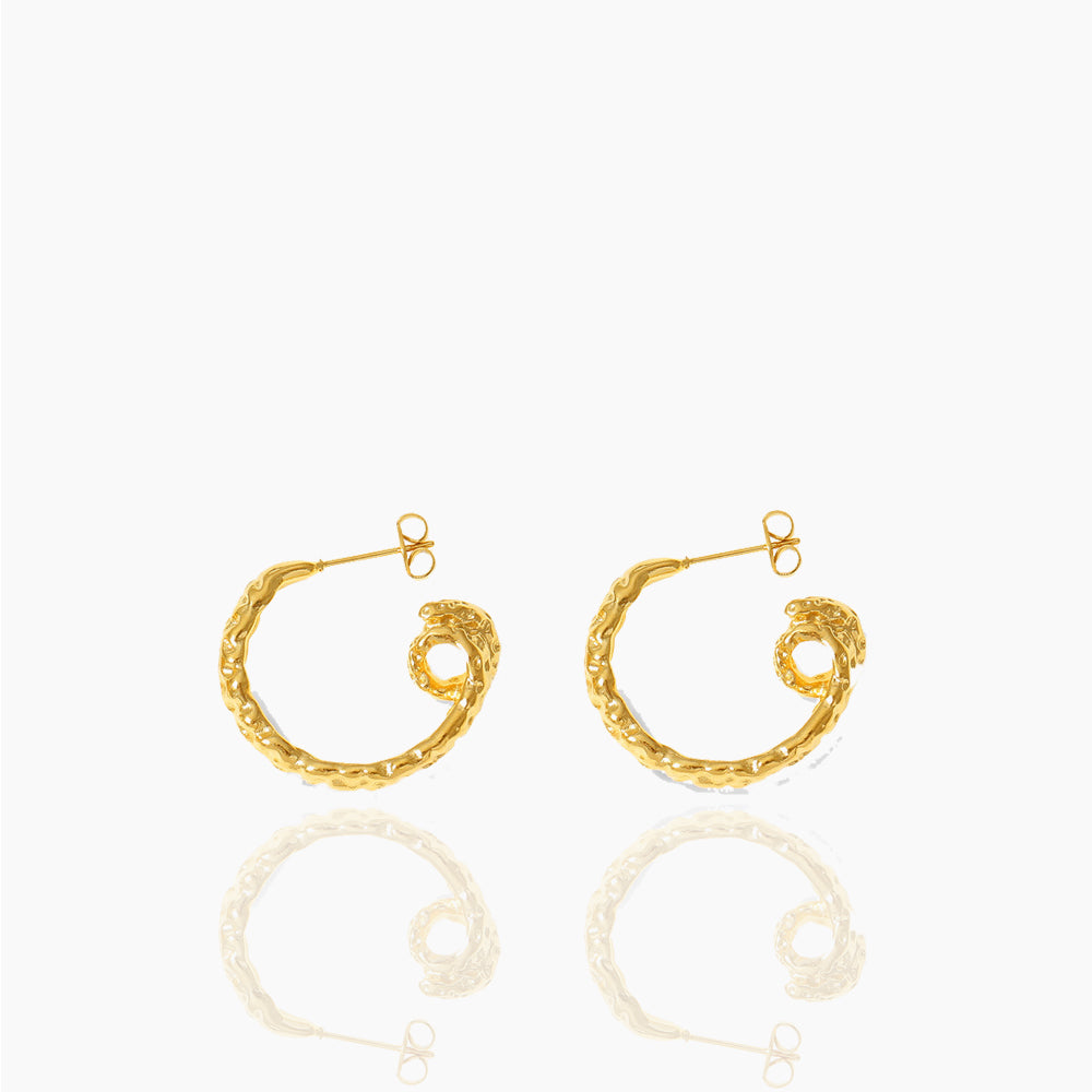 PLEATED C-SHAPED EARRINGS