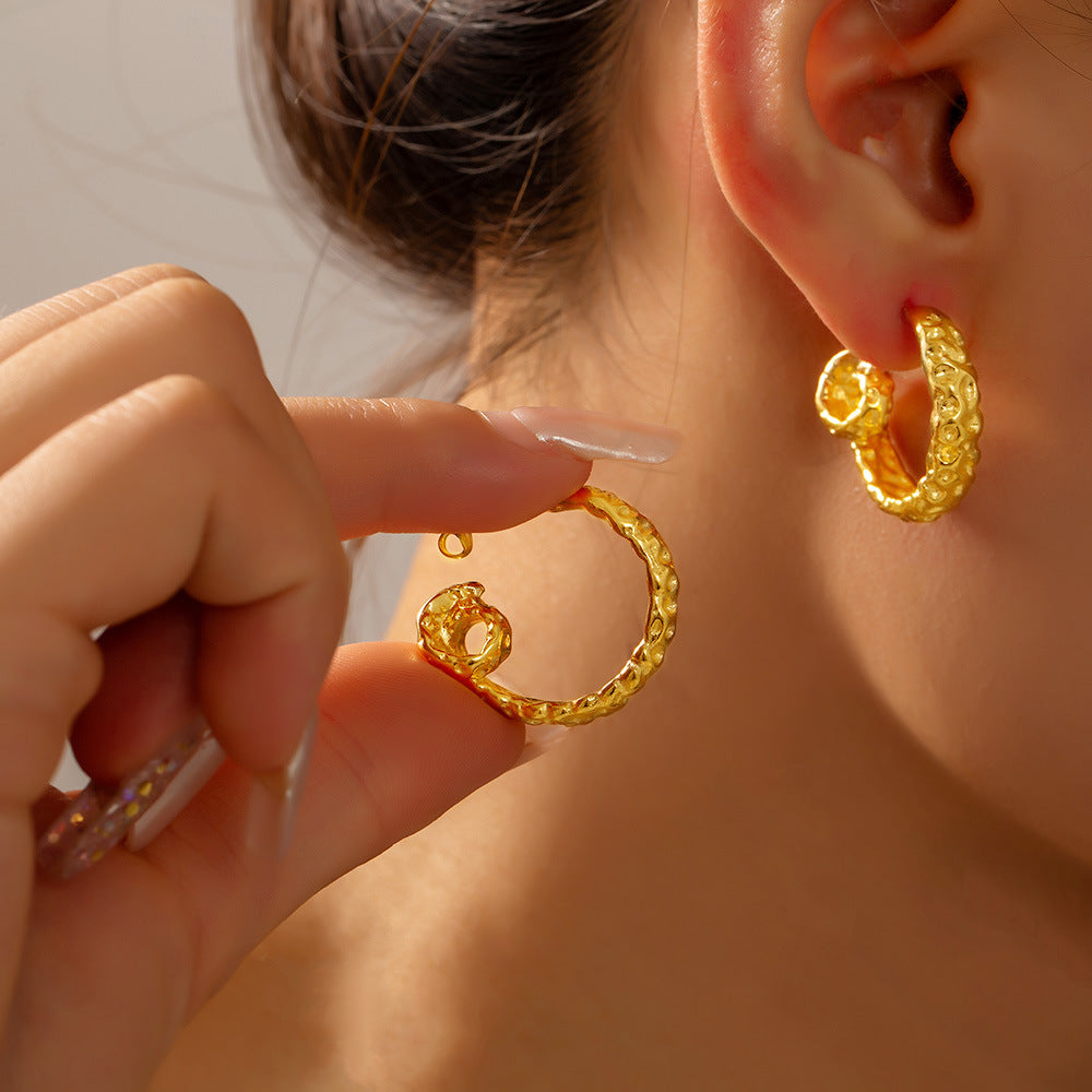PLEATED C-SHAPED EARRINGS