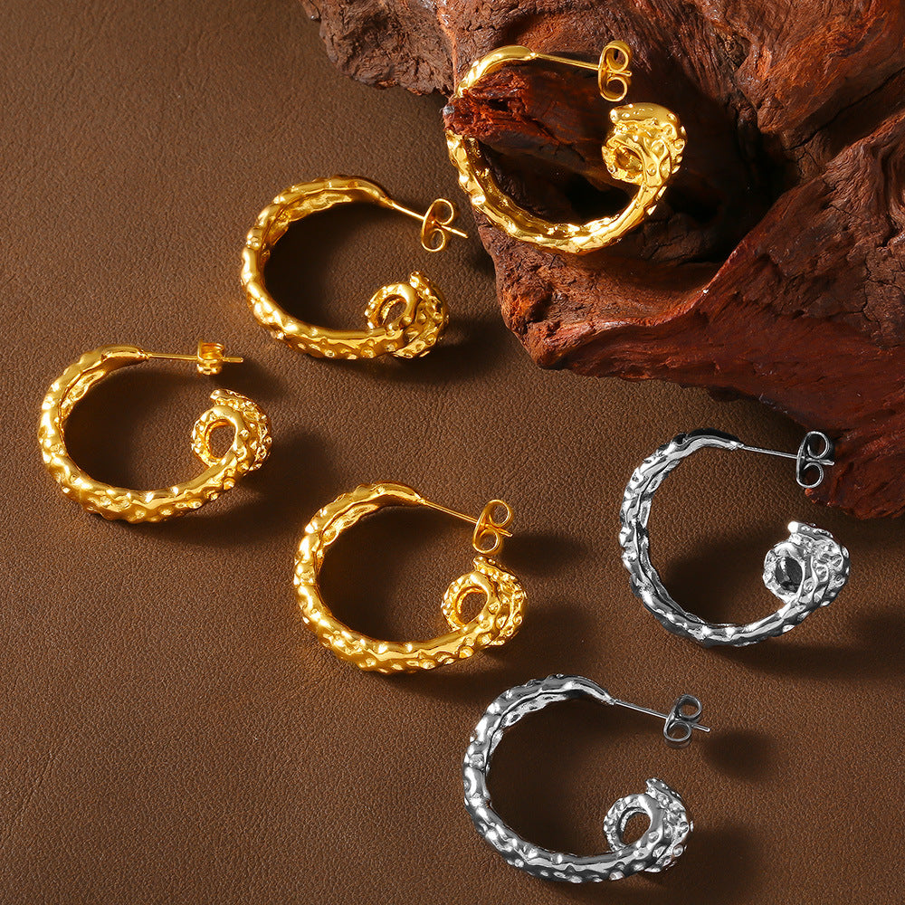 PLEATED C-SHAPED EARRINGS