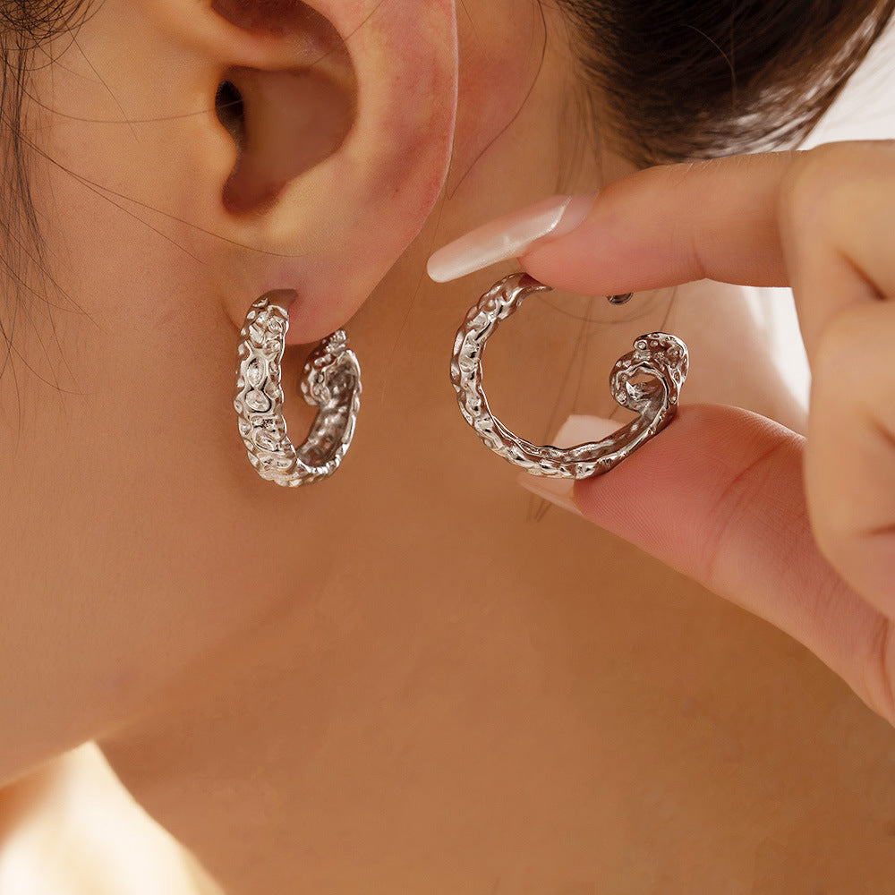 PLEATED C-SHAPED EARRINGS