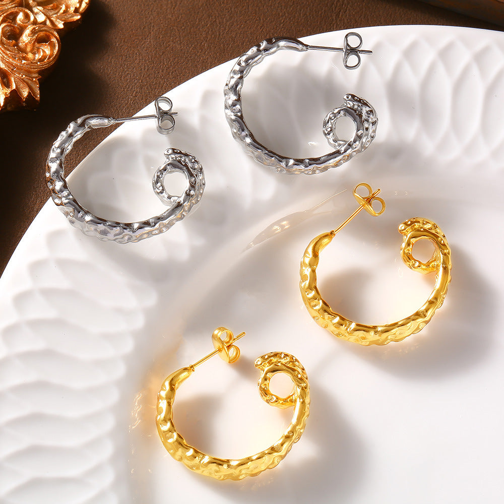 PLEATED C-SHAPED EARRINGS