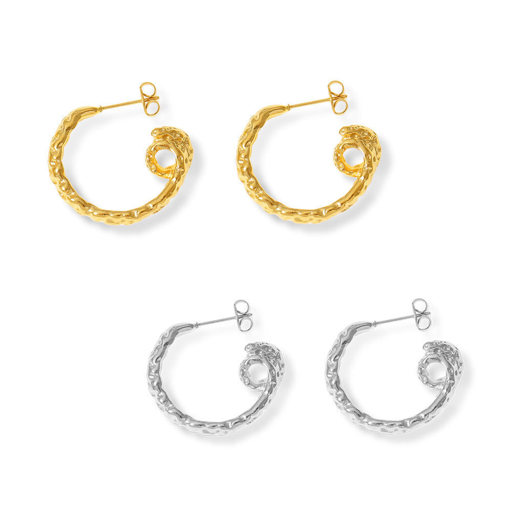 PLEATED C-SHAPED EARRINGS