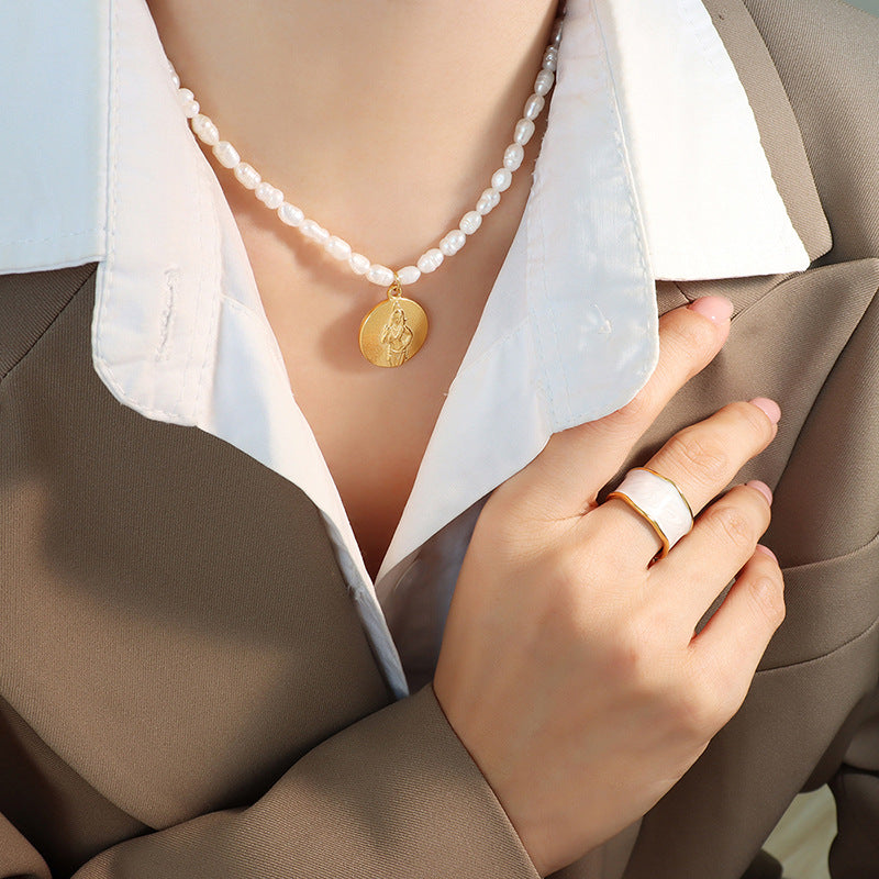 PORTRAIT PENDANT PEARL NECKLACE