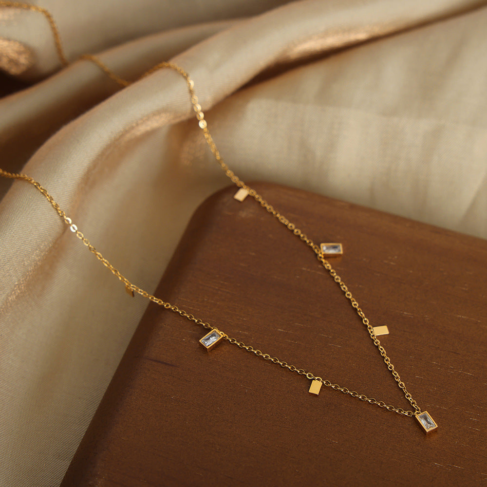 SMALL SQUARE PENDANT NECKLACE