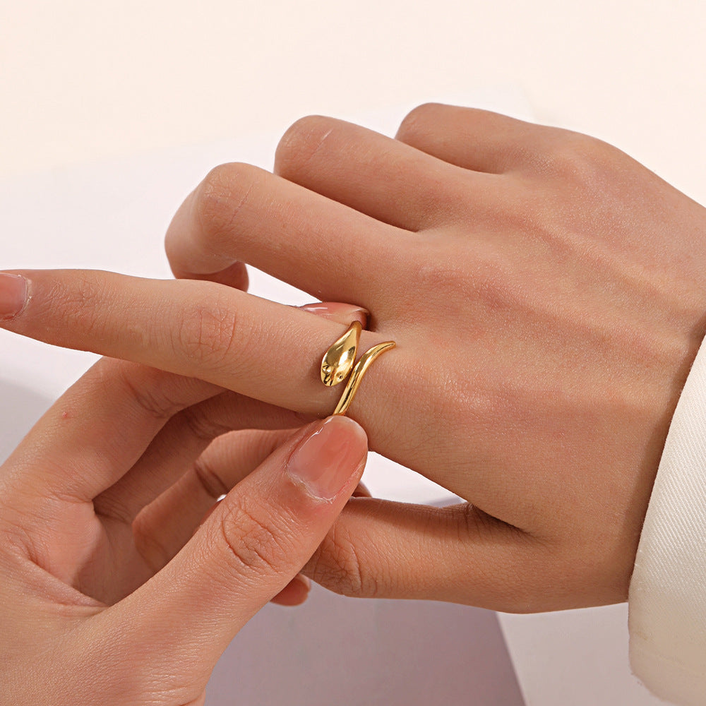 SMOOTH SNAKE SHAPED RING