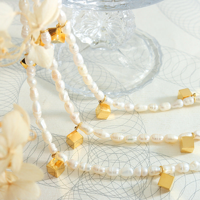 SQUARE PENDANT PEARL NECKLACE