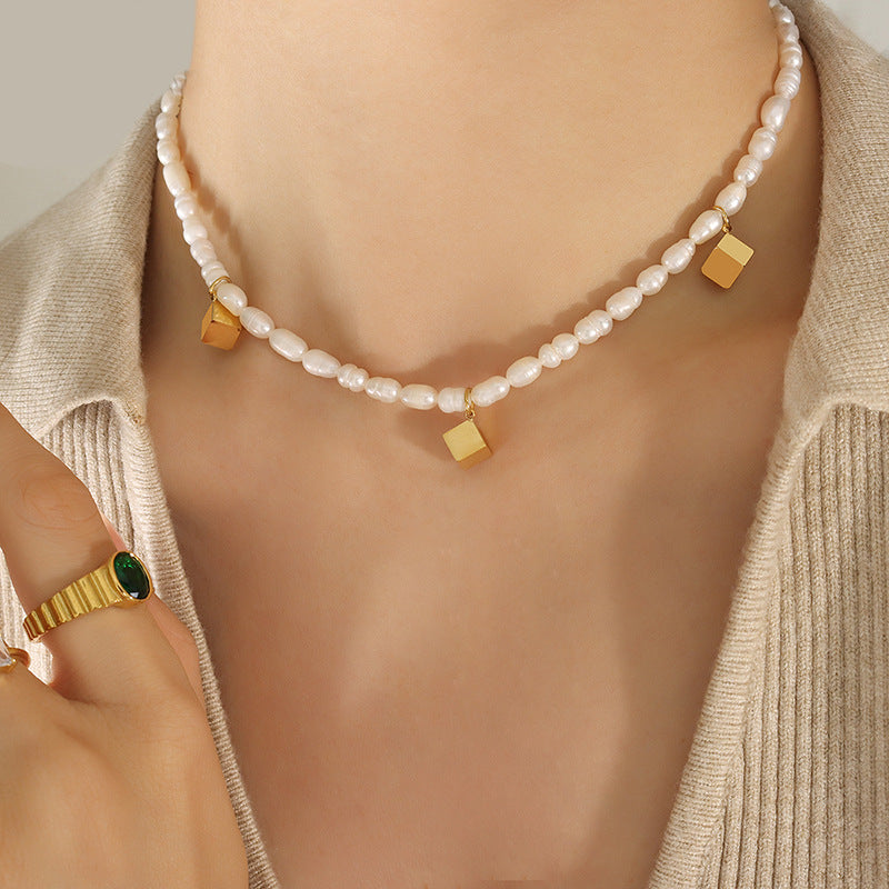 SQUARE PENDANT PEARL NECKLACE