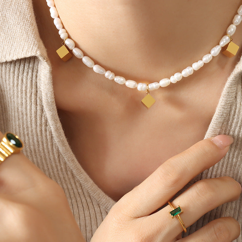 SQUARE PENDANT PEARL NECKLACE