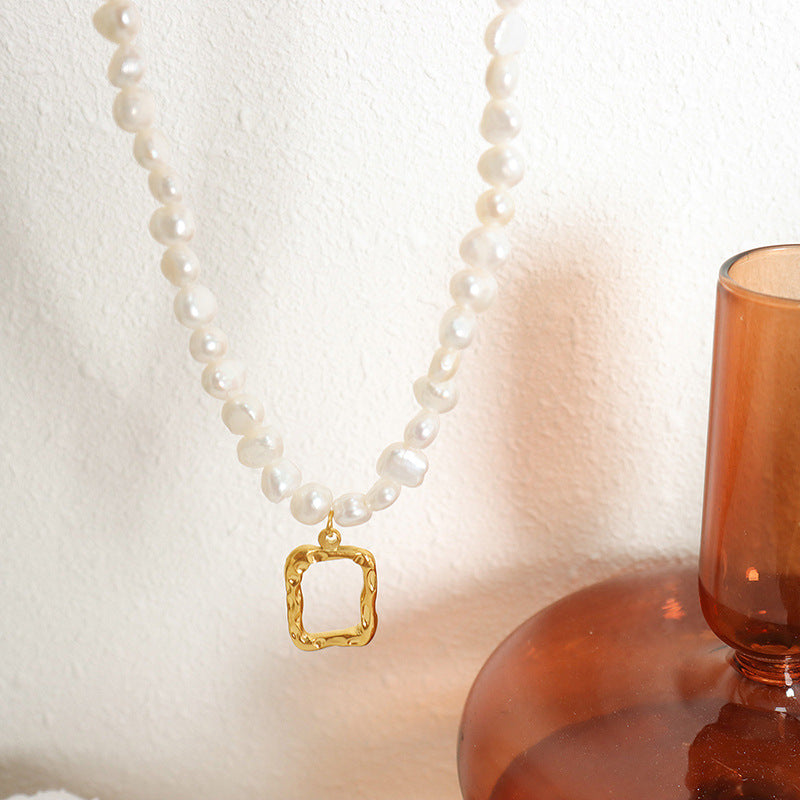 SQUARE HOLLOW EMBOSSED PENDANT PEARL NECKLACE