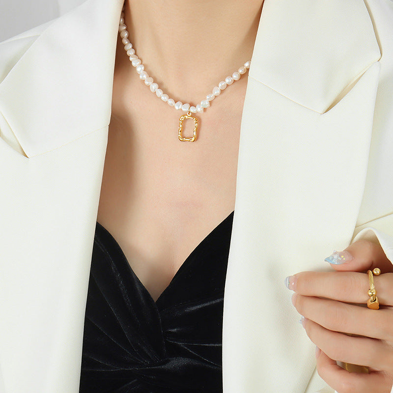 SQUARE HOLLOW EMBOSSED PENDANT PEARL NECKLACE