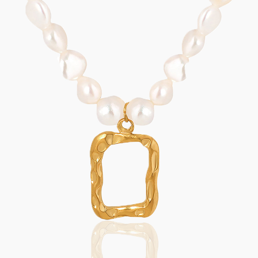 SQUARE HOLLOW EMBOSSED PENDANT PEARL NECKLACE