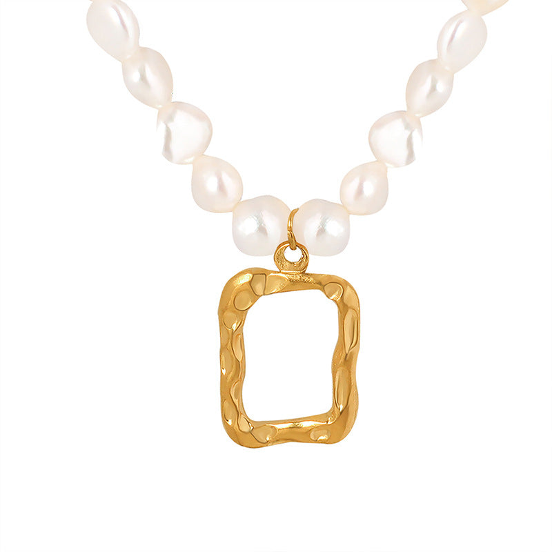 SQUARE HOLLOW EMBOSSED PENDANT PEARL NECKLACE