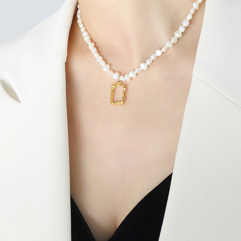 SQUARE HOLLOW EMBOSSED PENDANT PEARL NECKLACE
