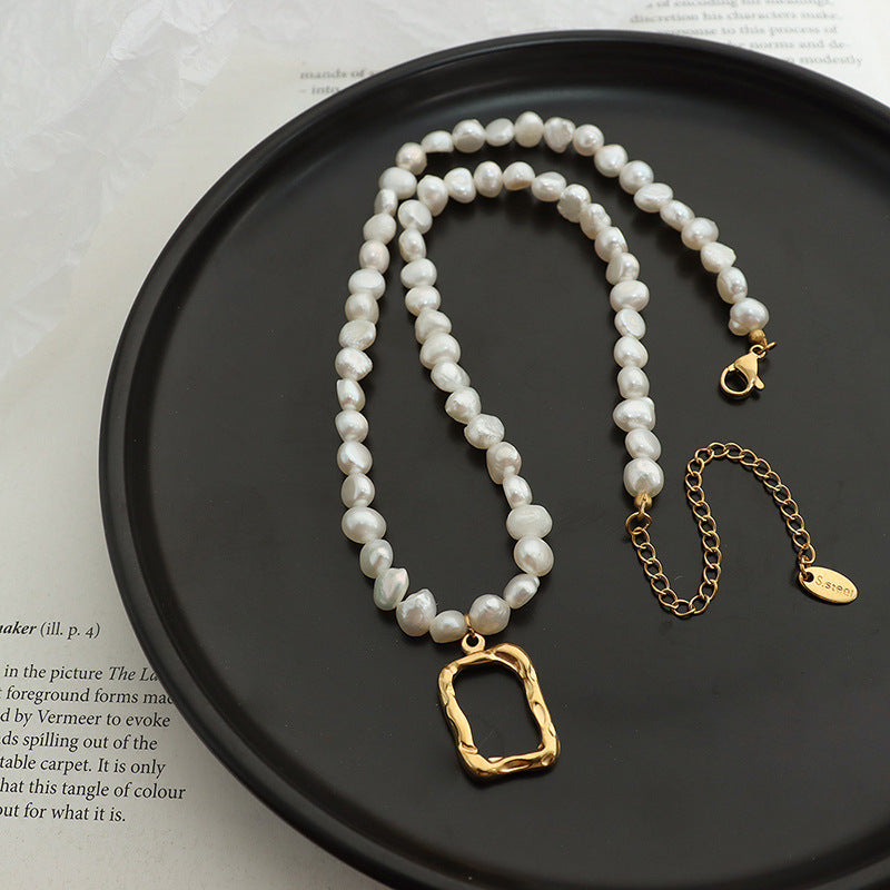SQUARE HOLLOW EMBOSSED PENDANT PEARL NECKLACE
