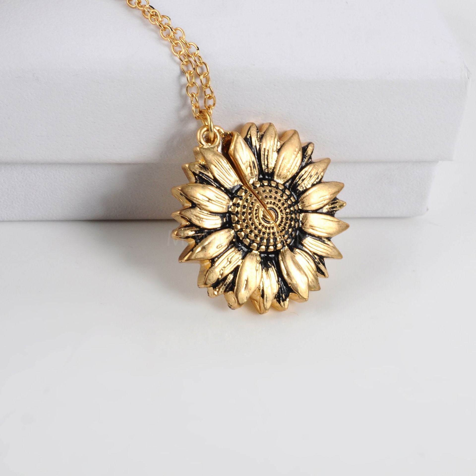 SUNFLOWER DOUBLE-LAYER ENGRAVED NECKLACE