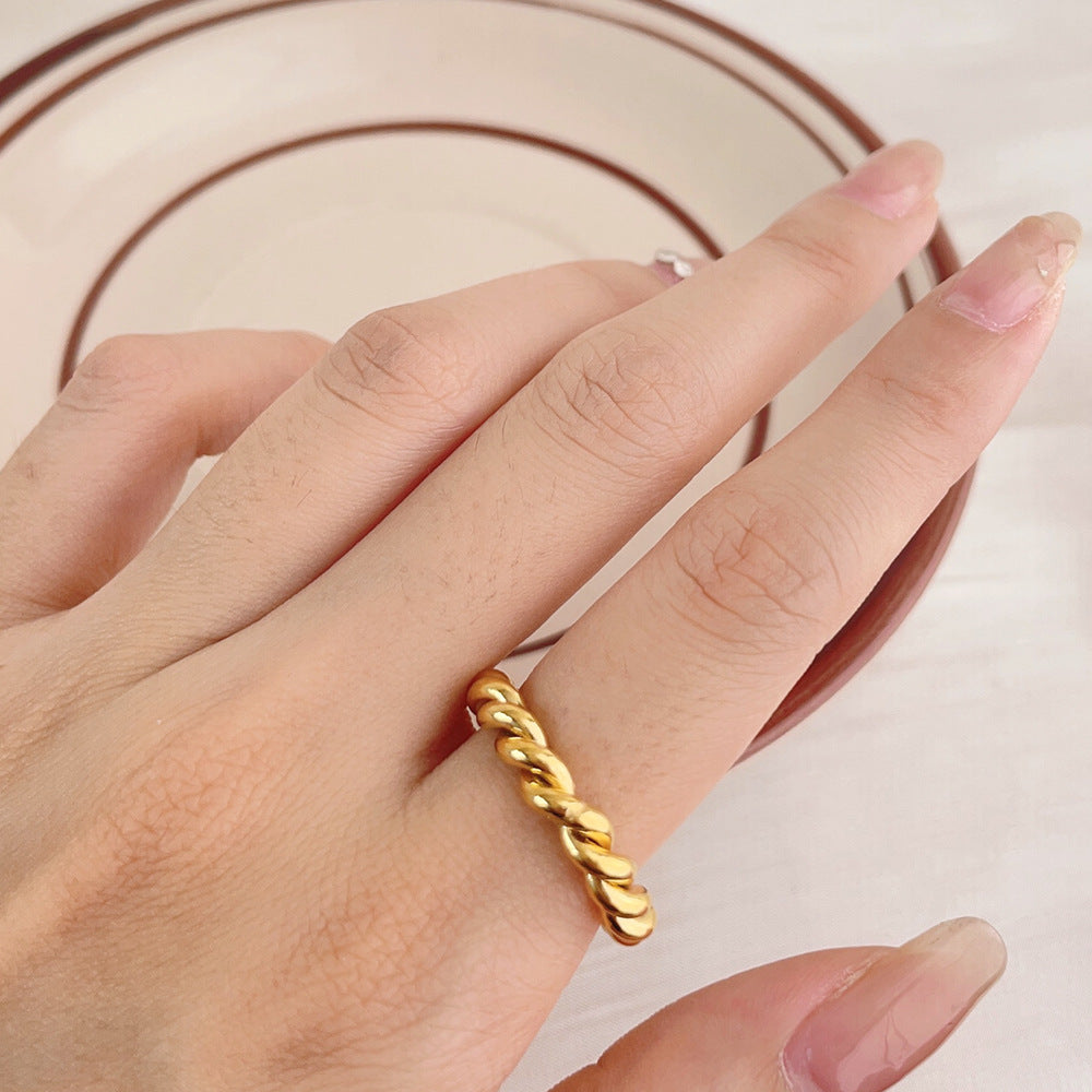 Simple twist ring