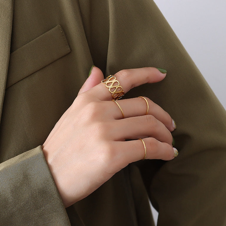 THIN AND SIMPLE RING