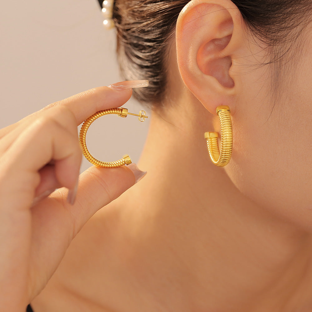 THREADED C-SHAPED EARRINGS