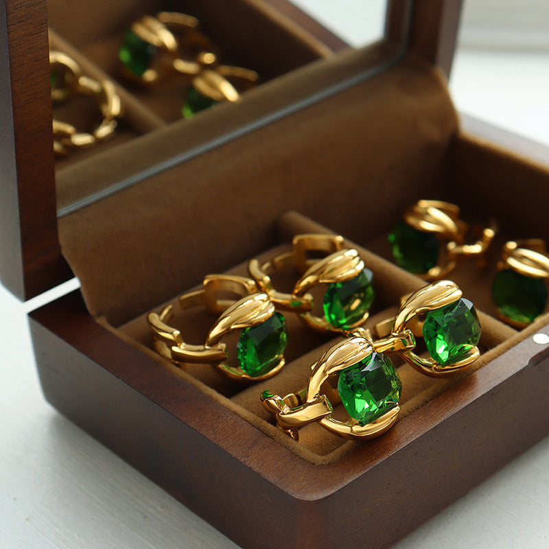 VINTAGE EMERALD CRYSTAL RING WITH PLAIN CIRCLE