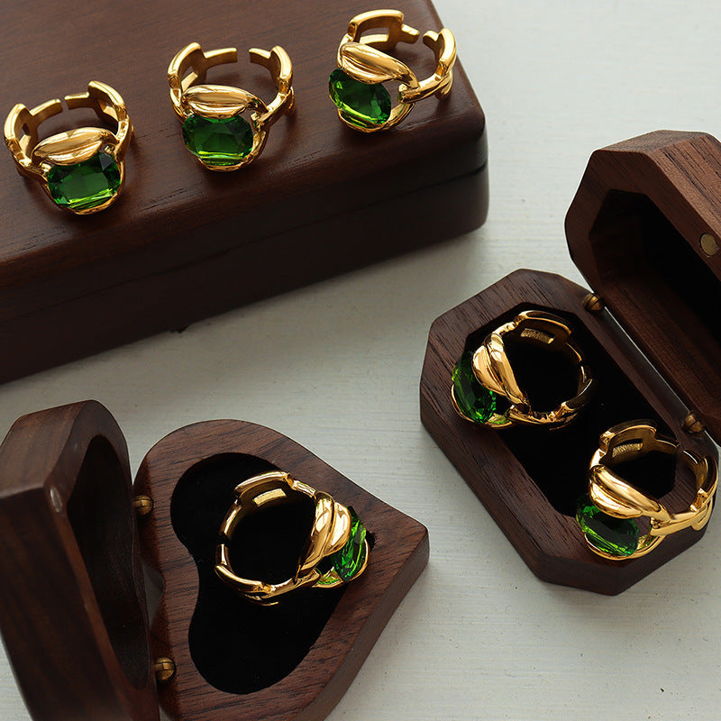 VINTAGE EMERALD CRYSTAL RING WITH PLAIN CIRCLE