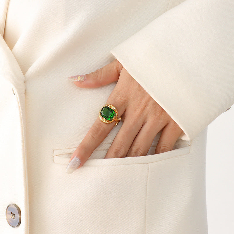 VINTAGE EMERALD CRYSTAL RING WITH PLAIN CIRCLE