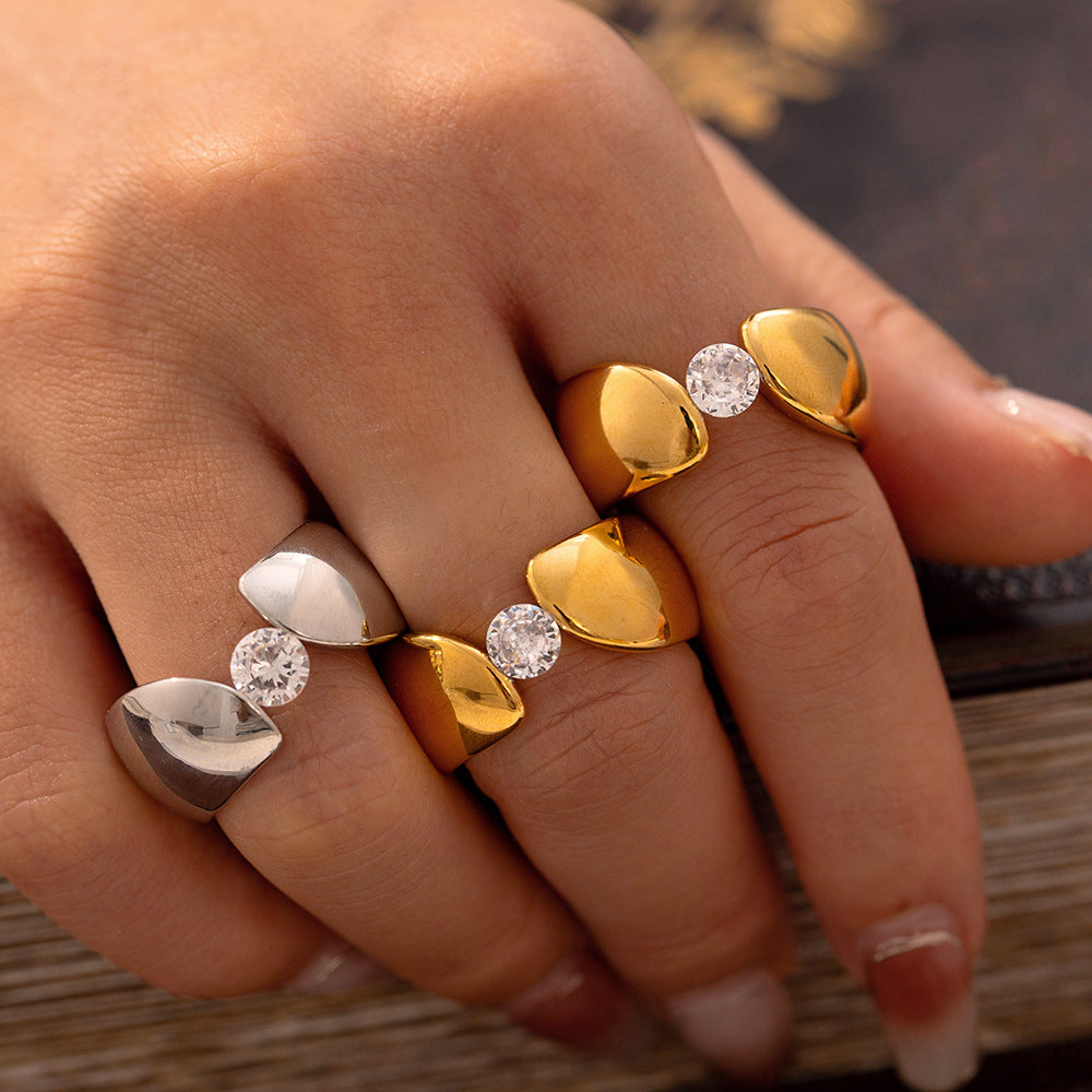 WIDE EDGED ZIRCON SMOOTH RING