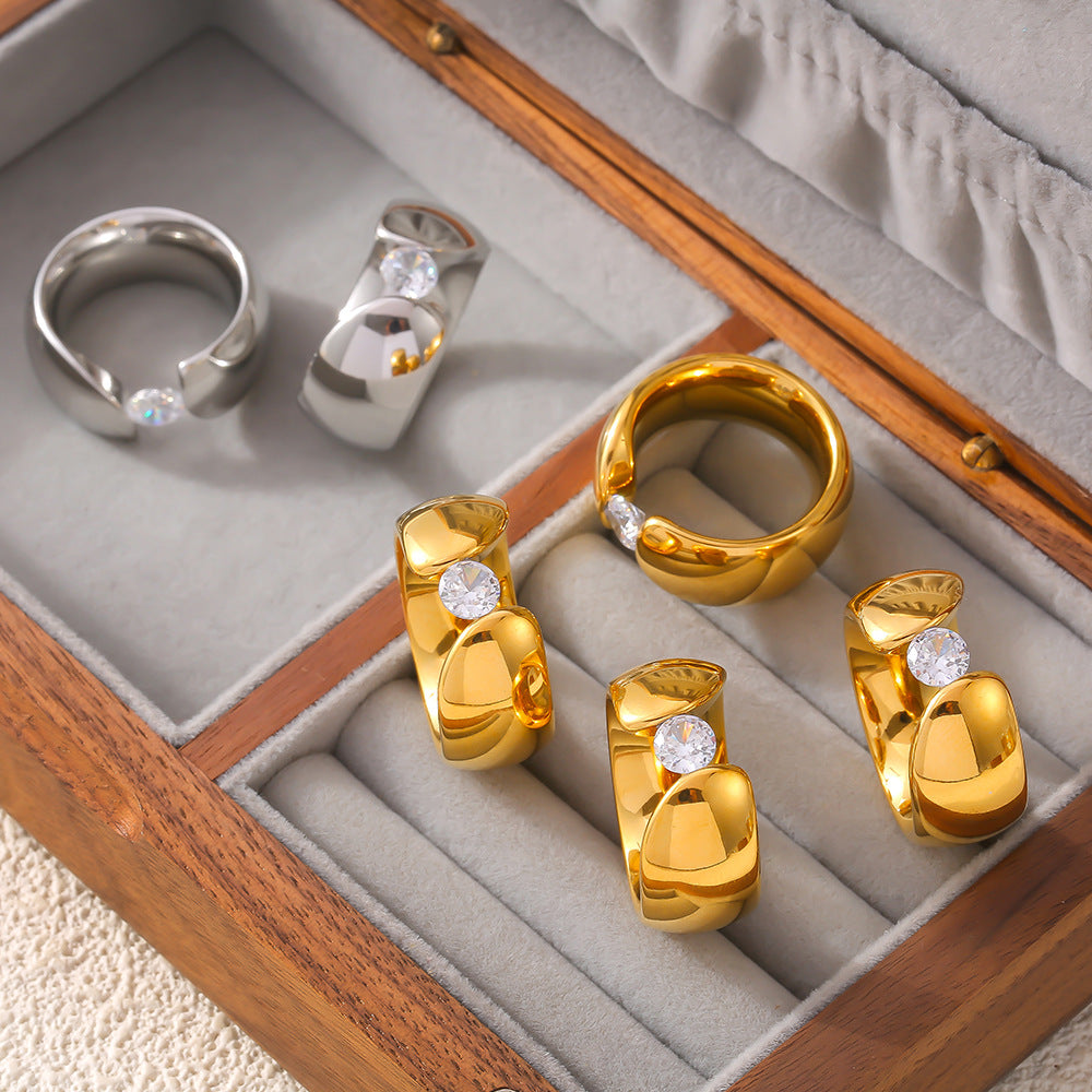 WIDE EDGED ZIRCON SMOOTH RING