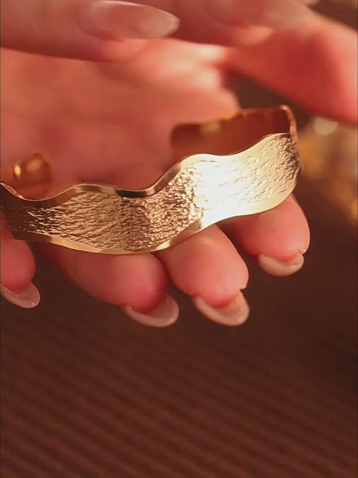 Simple wavy edge textured open bracelet